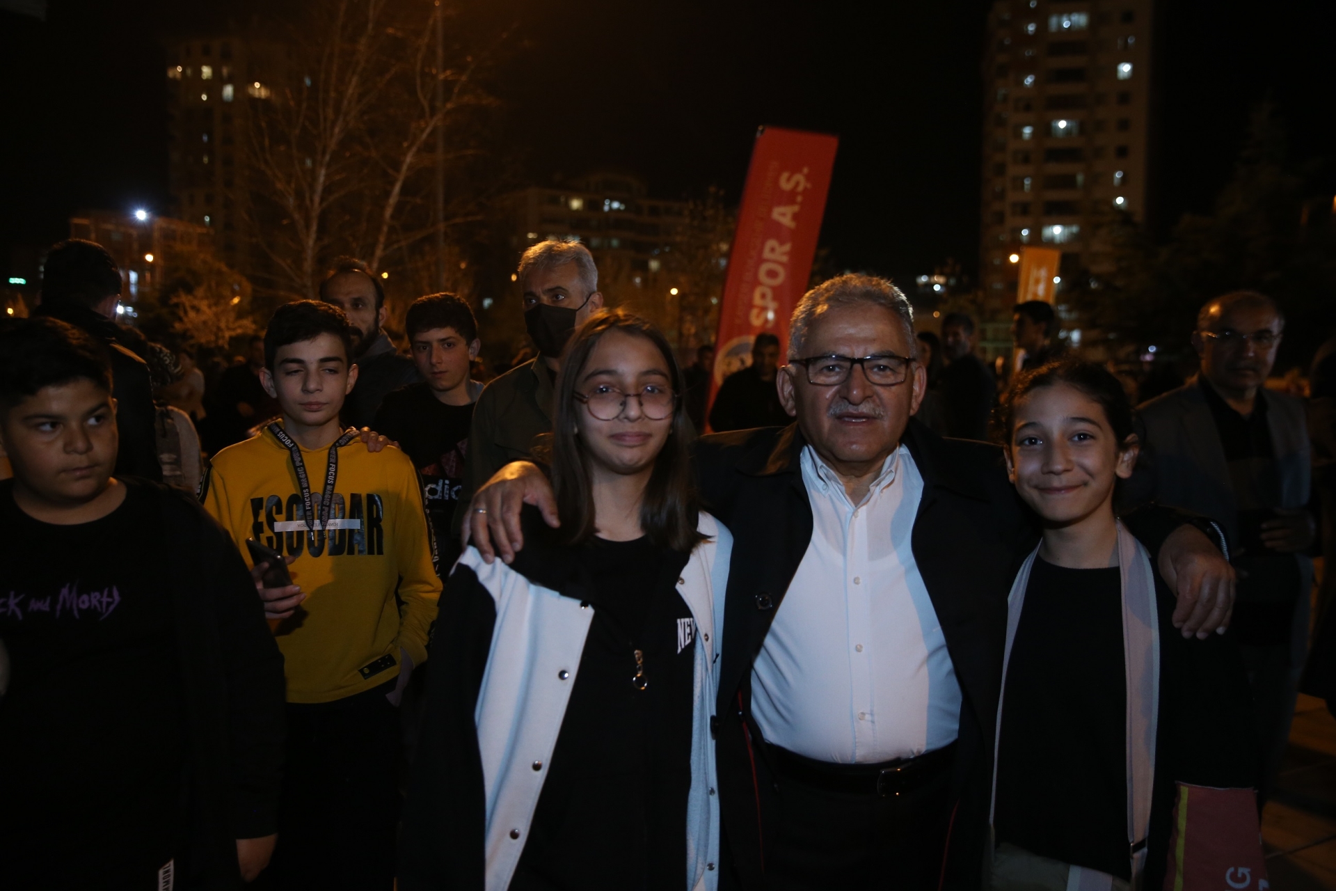 Kayseri Büyükşehir Belediyesi tarafından namaz sonrasında vatandaşlara tatlı ve su ikram edildi.