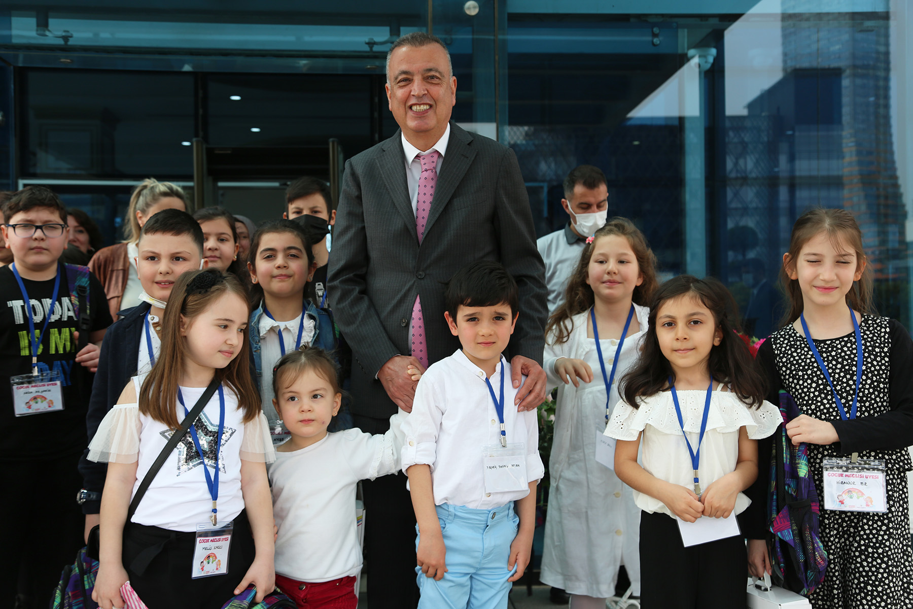 Her bir çocukla ayrı ayrı ilgilenen Başkan İlgezdi, talep ve istekleri tek tek not alarak dinledi