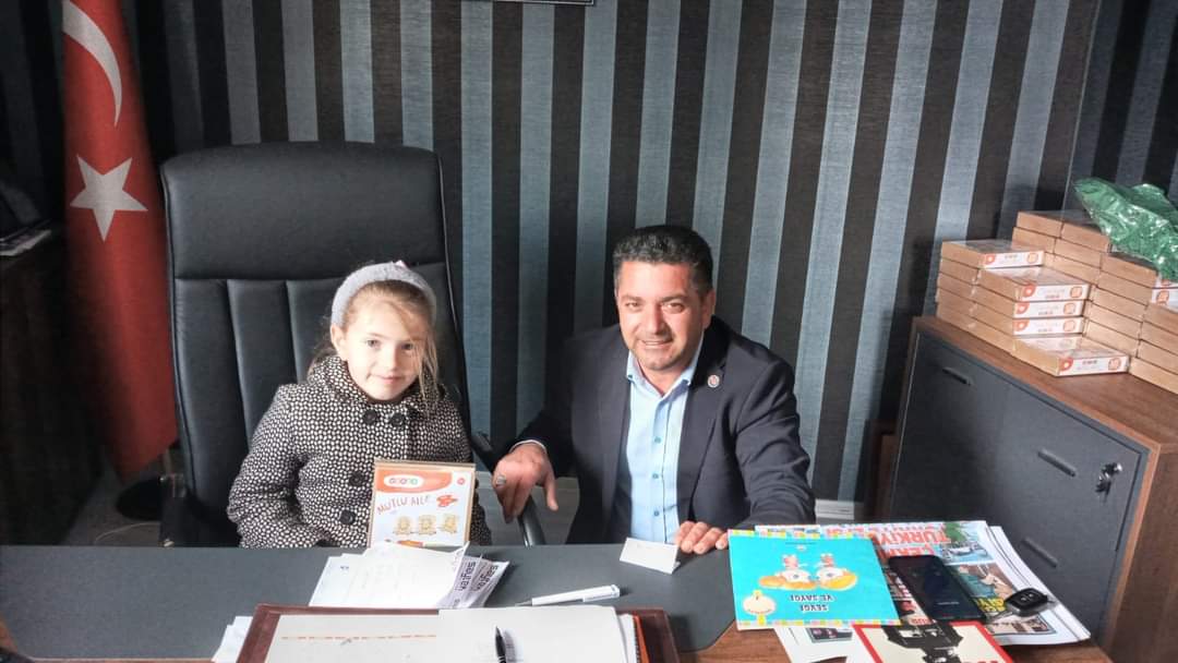 Sultançiftliği Muhtarı Çelik okuması çocuklarımızdan hediyesi bizden