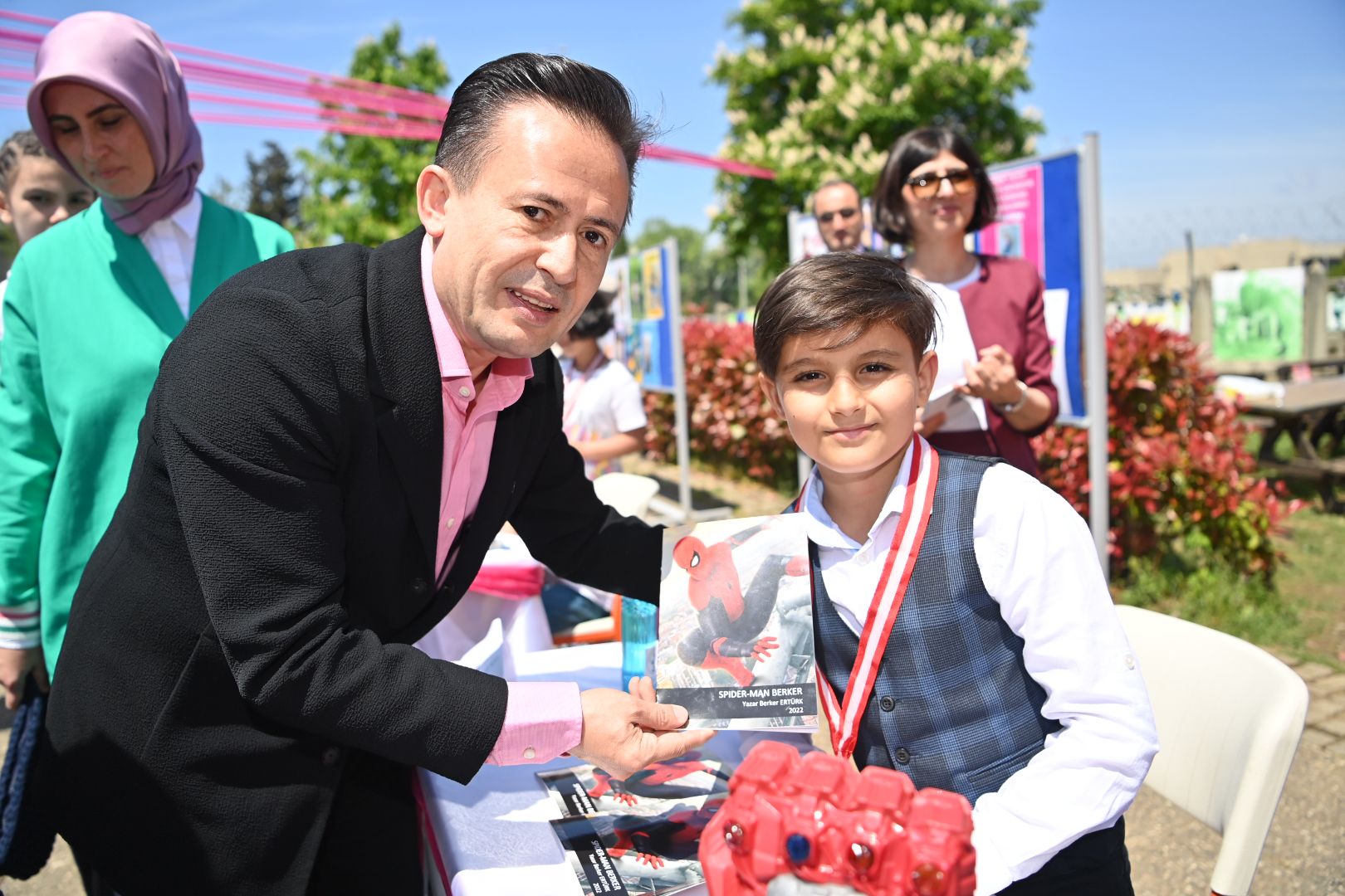 BAŞKAN YAZICI, 60 İLKOKUL ÖĞRENCİSİ, KENDİ KİTAPLARI İÇİN İMZA GÜNÜ HEYECANI YAŞADI