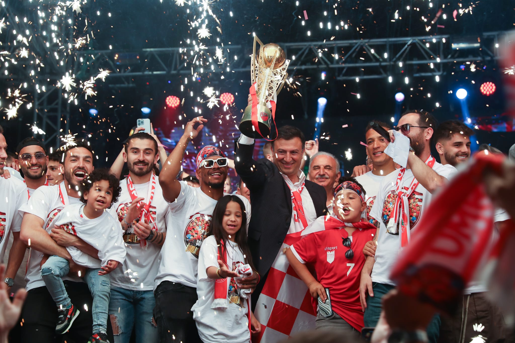 ÜMRANİYESPOR ŞAMPİYONLUĞUNU TARAFTARIYLA KUTLADI