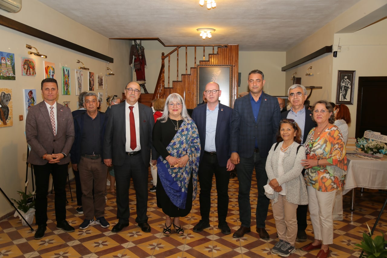 Bu serginin geliri sokak hayvanları için, Edremit’te “Yaşamdan Renkler” sergisi açıldı