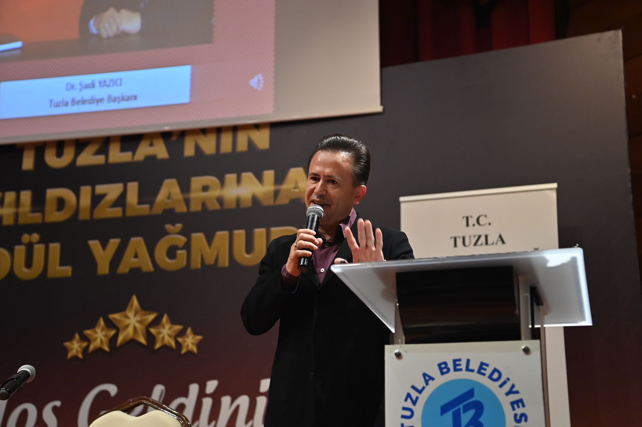 TUZLA’NIN BAŞARILI ÖĞRENCİLERİNE ALTIN YAĞMURU