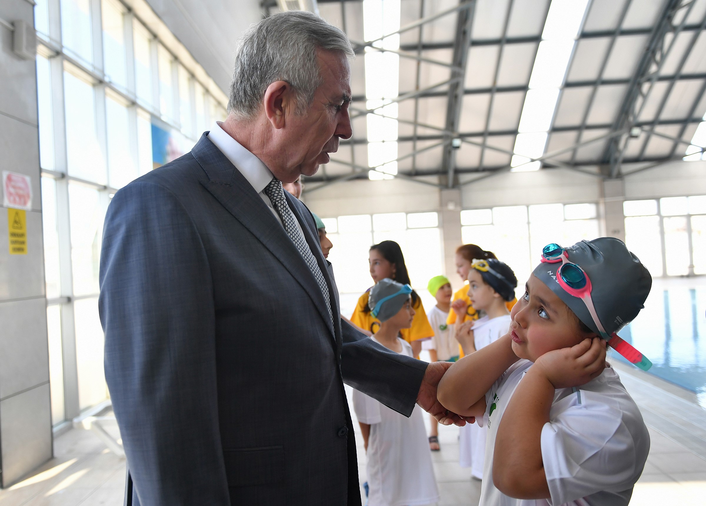 BAŞKAN MANSUR YAVAŞ İŞİTME ENGELLİ YÜZÜCÜ ÇOCUKLARLA BULUŞTU