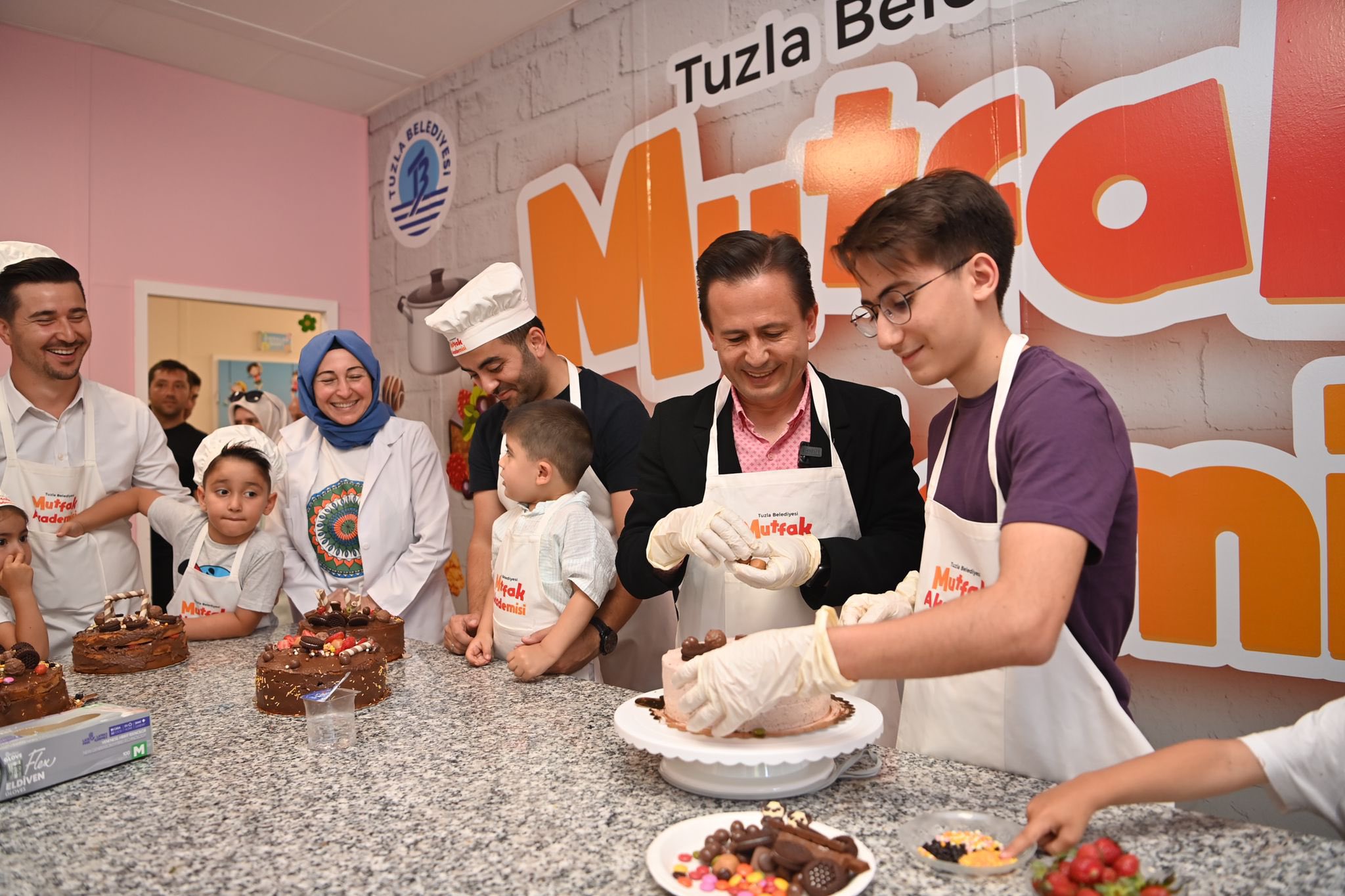 BAŞKAN YAZICI, AÇEM’Lİ BABALAR İLE BİRLİKTE PASTA YAPARAK BABALAR GÜNÜ’NÜ KUTLADI