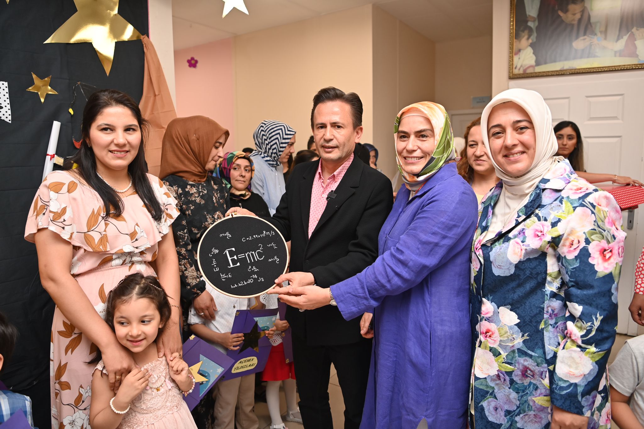 GÖNÜL ADAMI BAŞKAN YAZICI İLE BİRLİKTE, AÇEM’Lİ ANNE VE ÇOCUKLARI KARNE HEYECANI YAŞADI