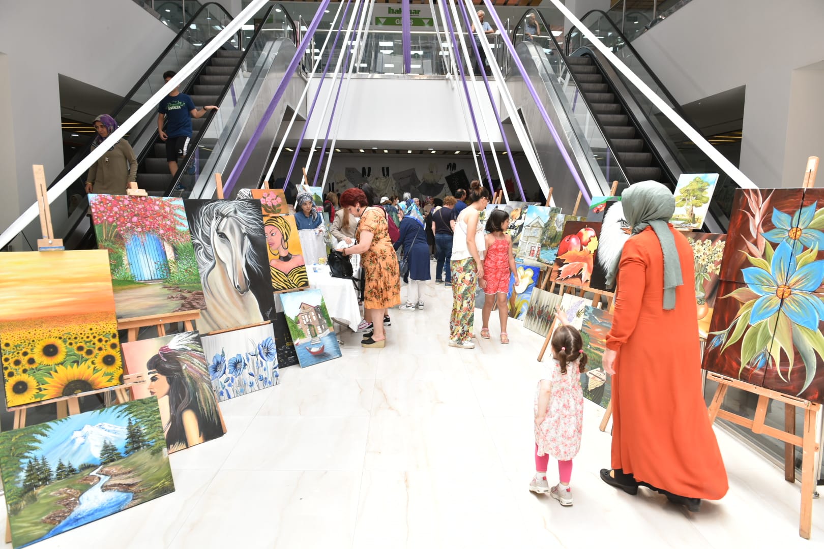 AÇEM’Lİ ANNELERİN EL EMEĞİ ÜRÜNLERİ SERGİLENİYOR