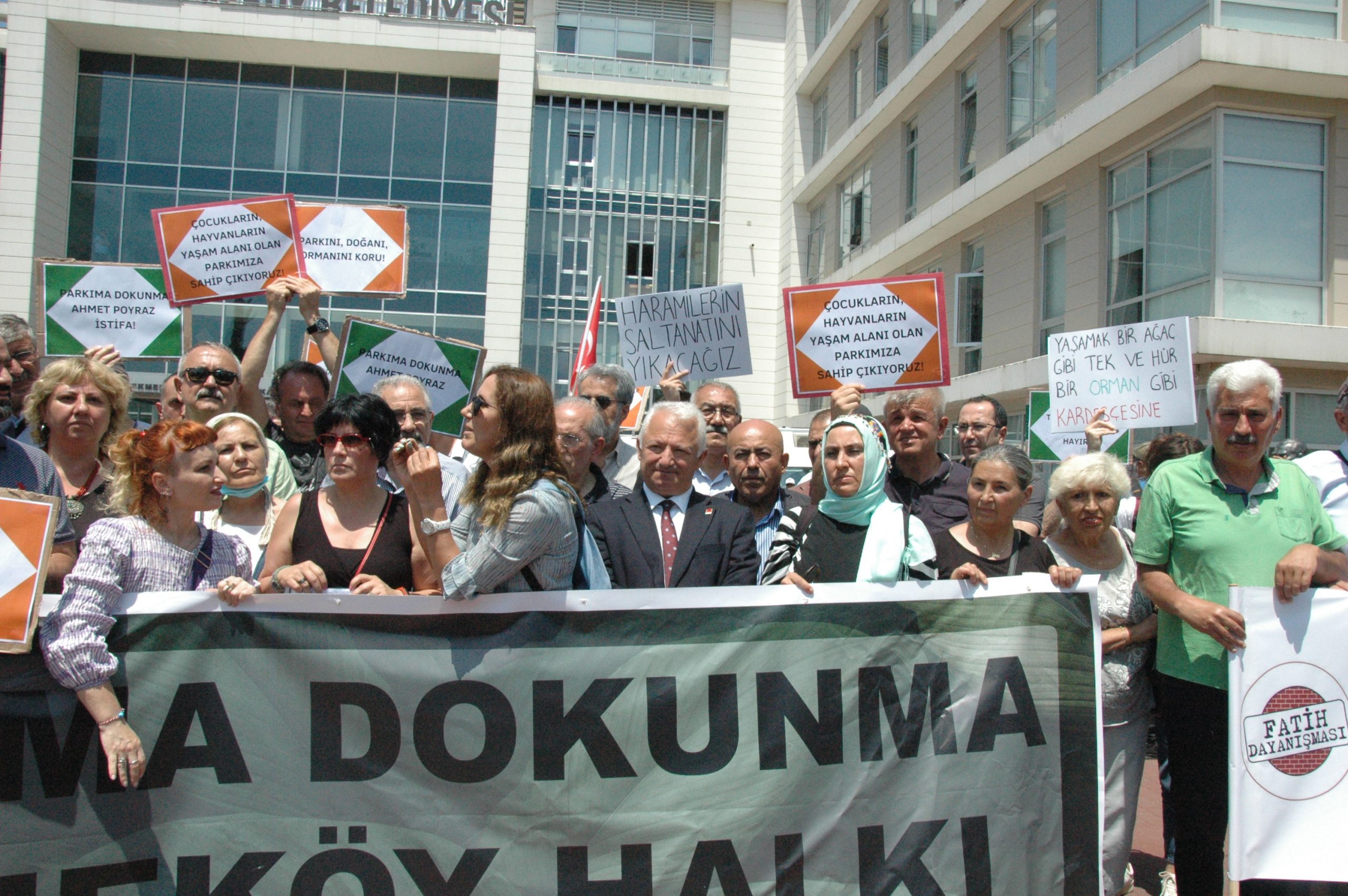 Çekmeköy Belediyesi Önünde Basın açıklaması yapan mahalle sakinleri, Parkıma Dokunma!