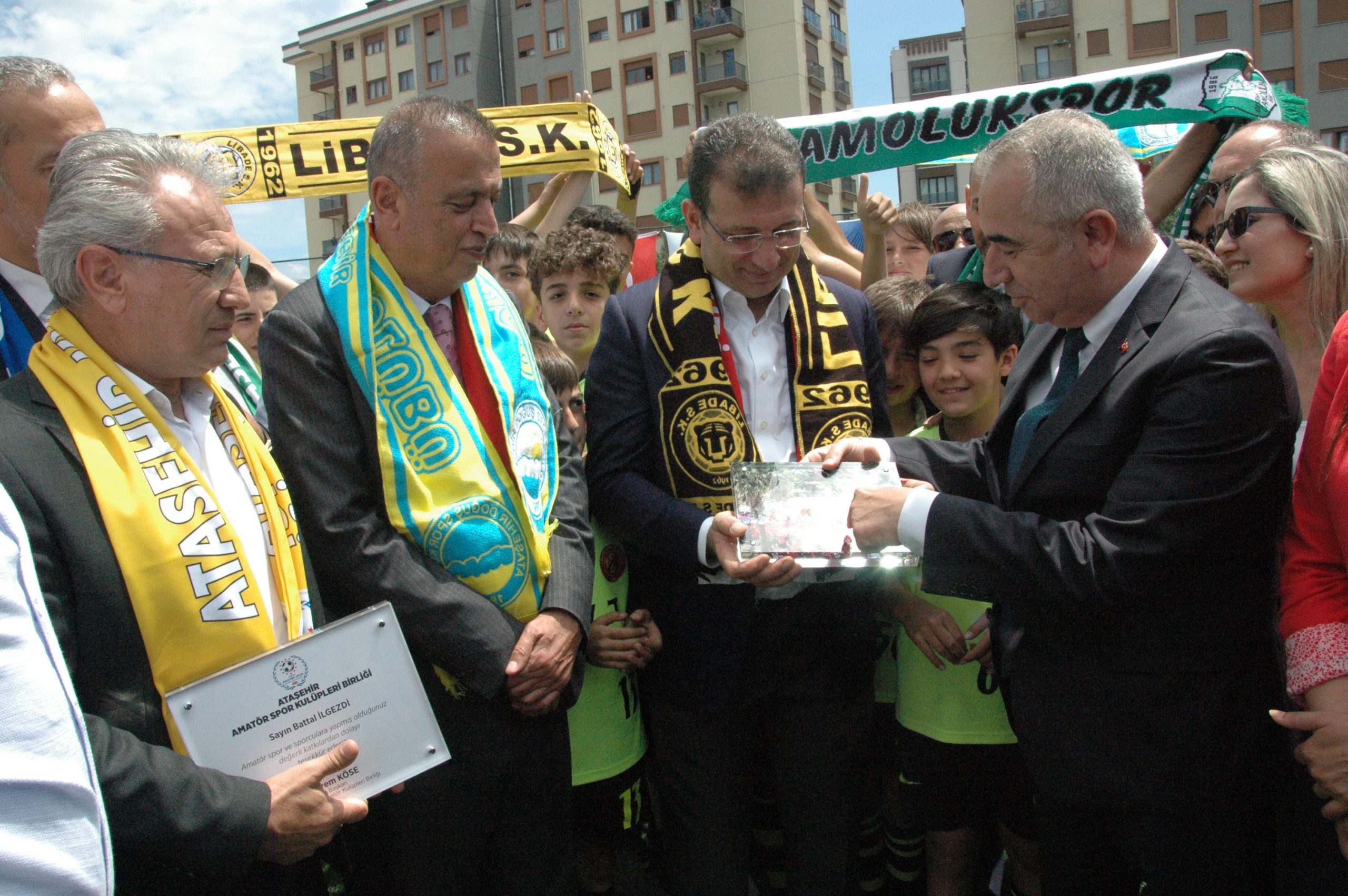 İMAMOĞLU, KARŞISINDAKİ ‘BETON MANZARASINA’ İSYAN ETTİ: EKONOMİYİ İYİ YÖNETMEK, BİNA YAPMAKLA, SARAY YAPMAKLA OLMAZ