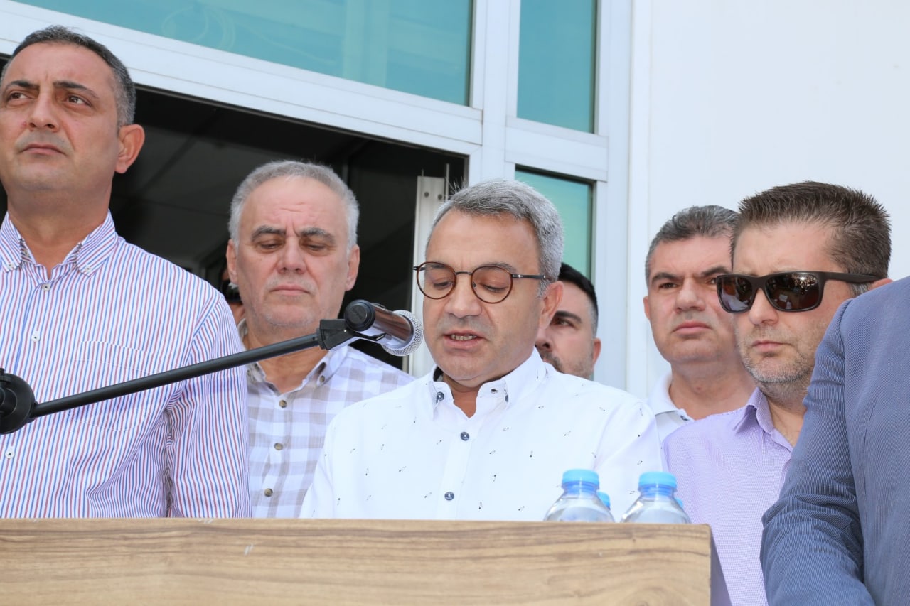 BAŞKAN ARSLAN’A YAPILAN SALDIRIYA KARŞI YÜZLERCE İNSAN TOPLANDI