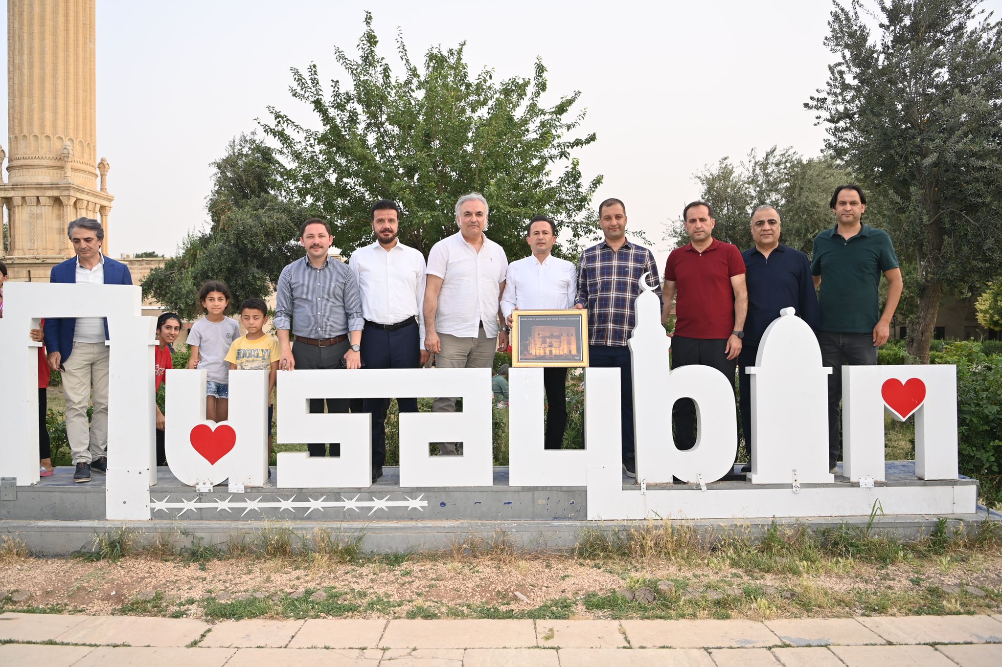 BAŞKAN YAZICI, NUSAYBİN’DE ÇİÇEKLERLE KARŞILANDI