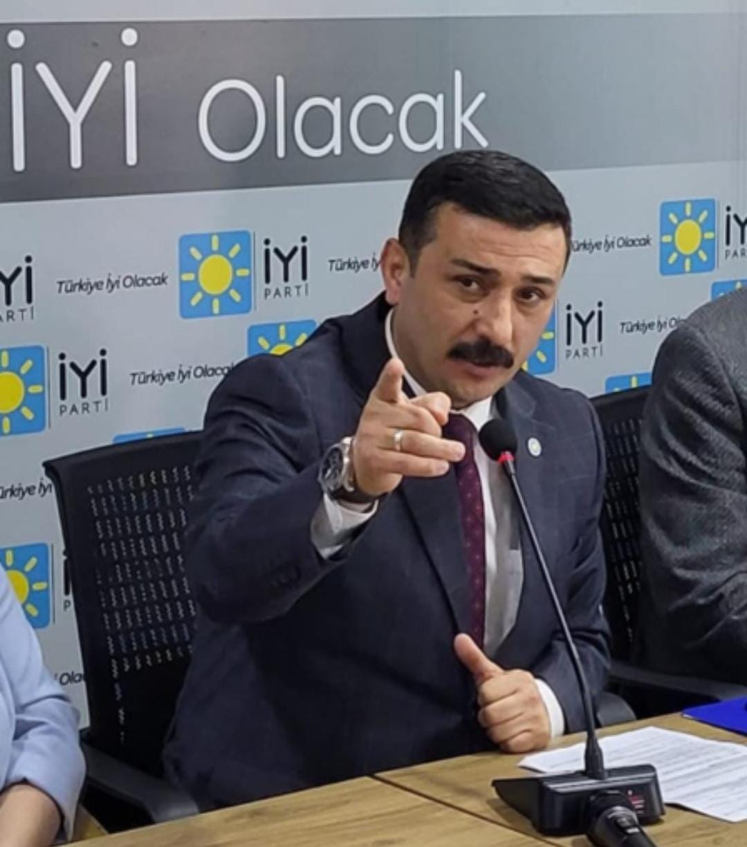 Türkoğlu, “Şifa arayan çocuklarımız çaresiz bırakıldı” Kanserli çocuklarımızı resmen sokağa attılar” dedi.