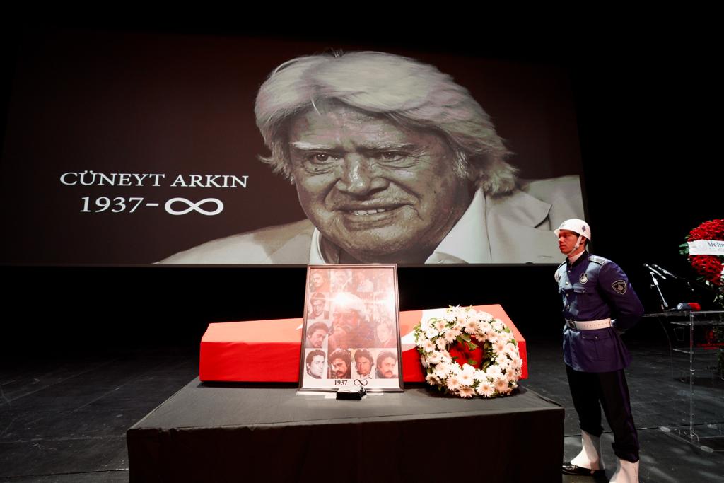 MİLYONLARIN SEVGİLİSİ ‘KARA MURAT’ SON YOLCULUĞUNA UĞURLANDI