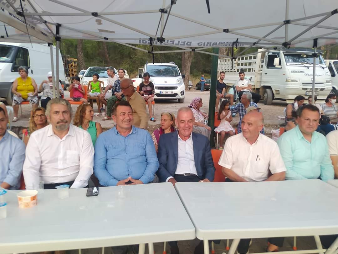 Pir Sultan Abdal Kültür Derneği Marmaris Şubesi halka aşure ikram etti