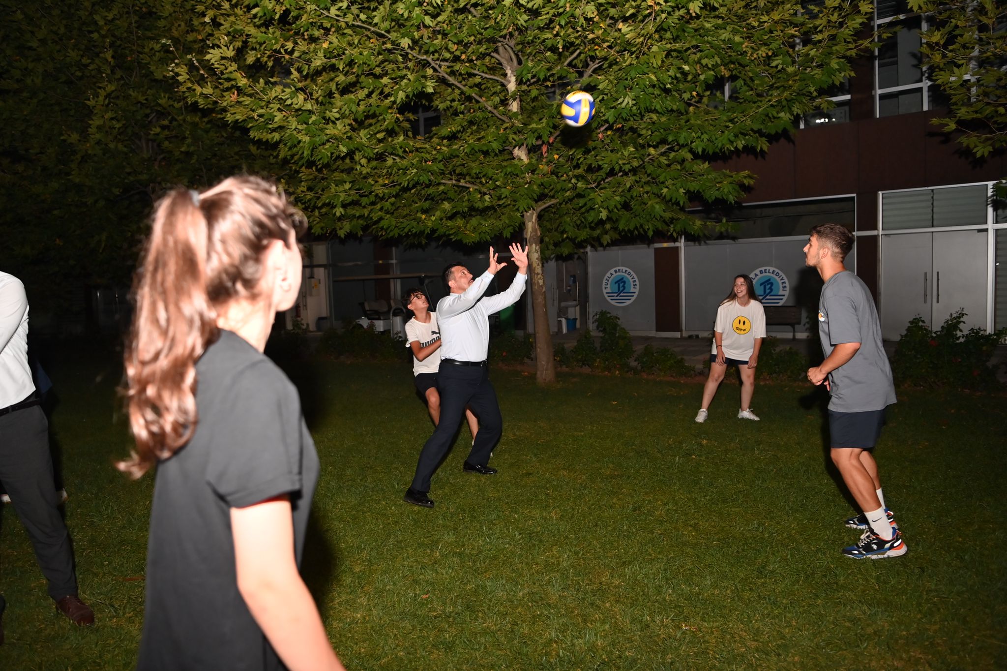 HAMZA DAĞ TUZLALI GENÇLER İLE BULUŞTU, VOLEYBOL VE FUTBOL OYNADI