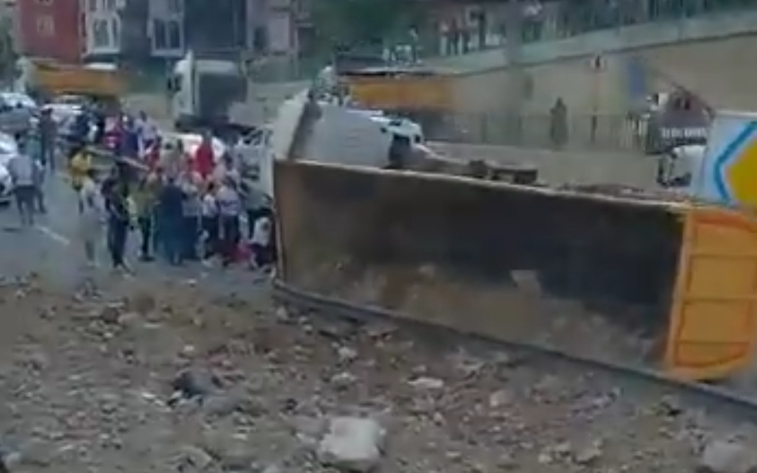 ŞİLE OTOBANI ÇEKMEKÖY’DE HAFRİYAT KAMYONU DEVRİLDİ