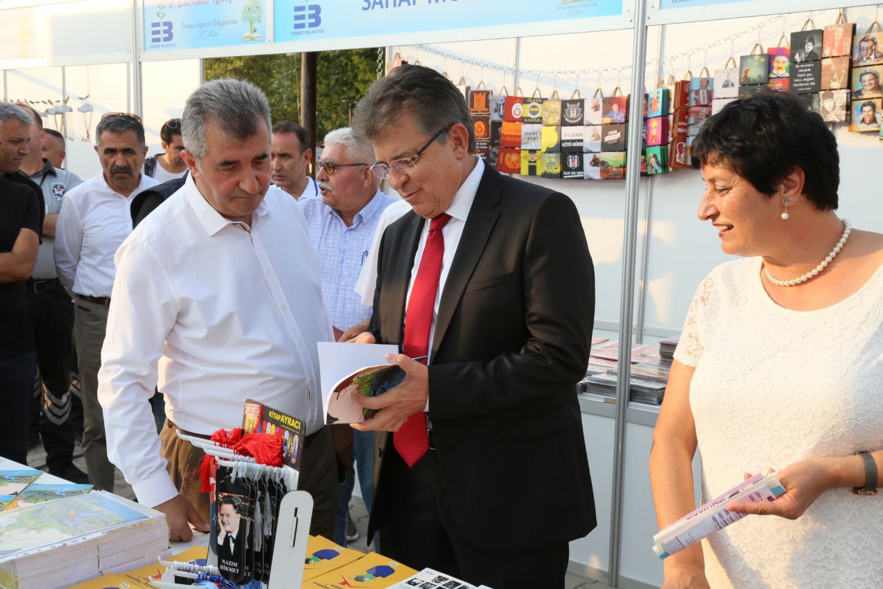 5. EDREMİT KİTAP FUARI BAŞLADI KONGAR: KİTABIN EFENDİSİ, BİLİŞİM KÜLTÜRÜNÜN KÖLESİYİZ