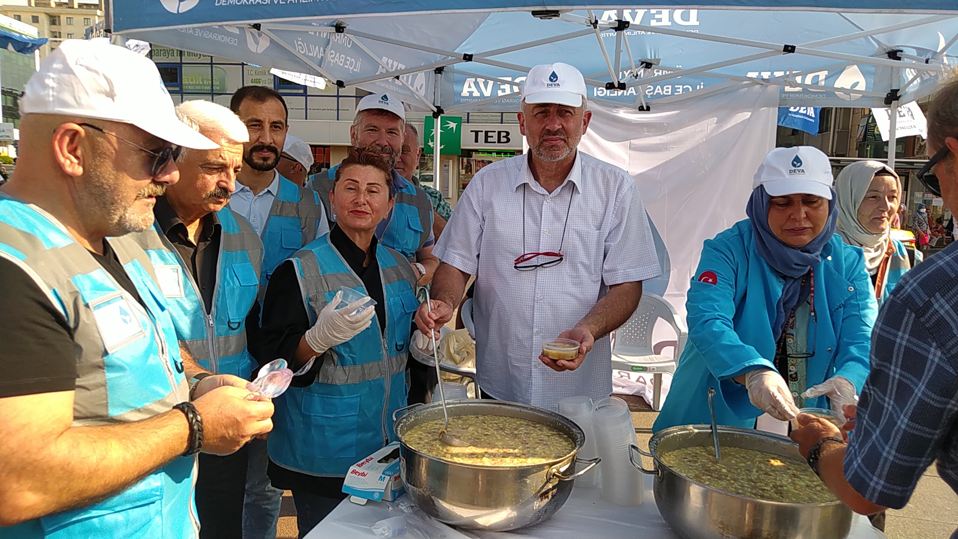Ümraniye DEVA Partisi Halka Aşure lokması ikram etti