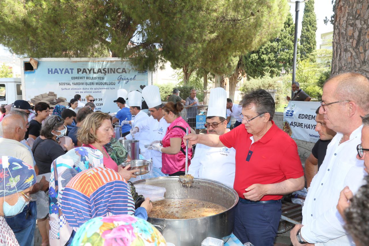 Edremit Belediyesi 18 bin kişilik aşure dağıttı