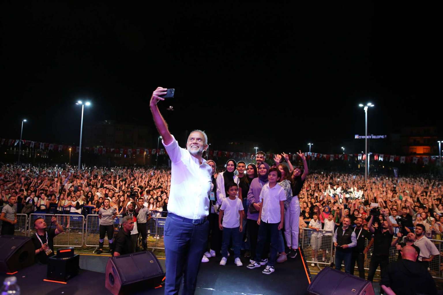 ÇEKMEKÖY’DE ONBİNLERCE GENÇ KONSERLERLE COŞTU