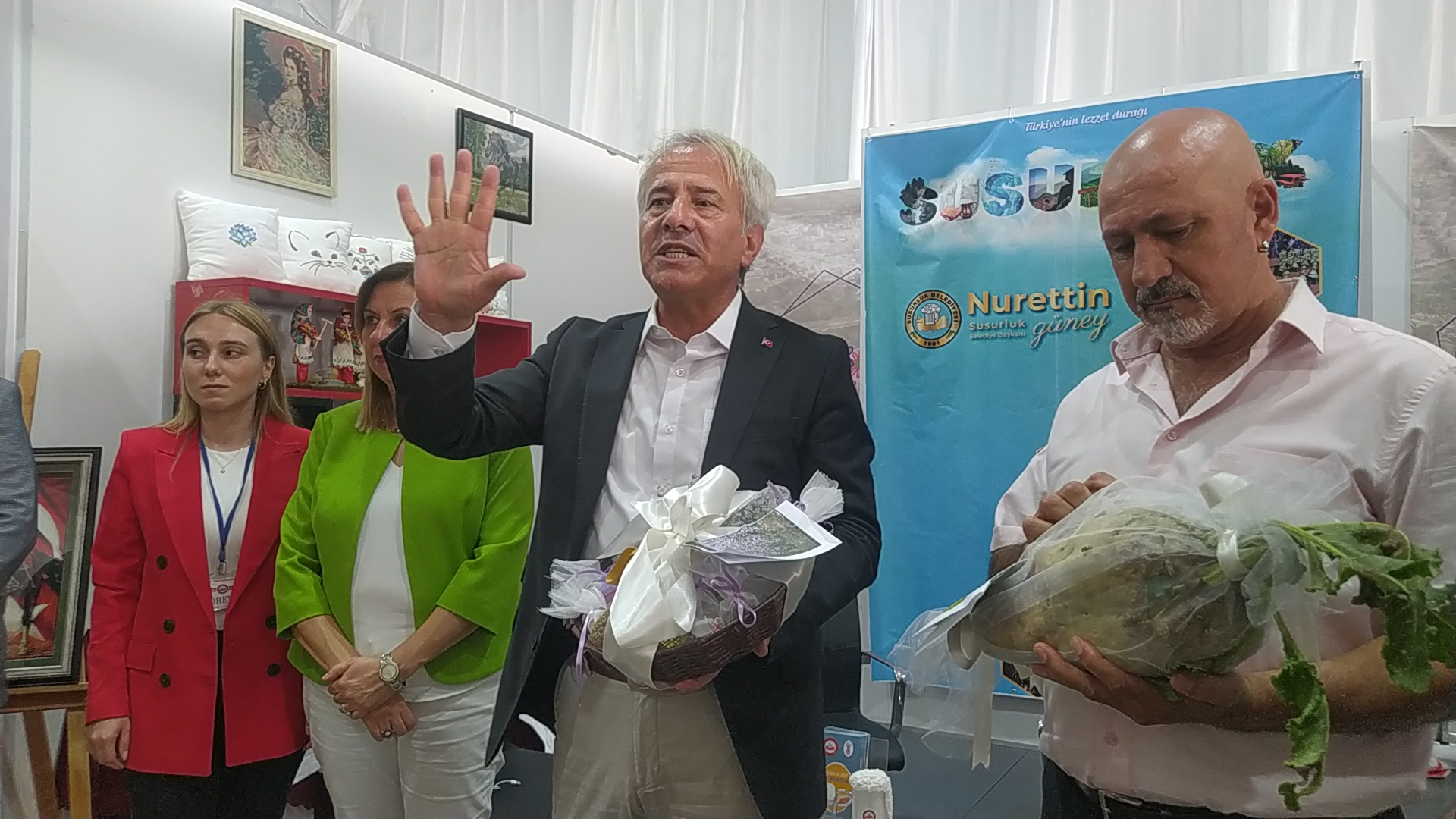 Başkan Güney Susurluk Belediye arazilerinde yetişen Şekerpancarını İstanbul Medya Derneği Başkanı Yıldız ile birlikte tanıttı