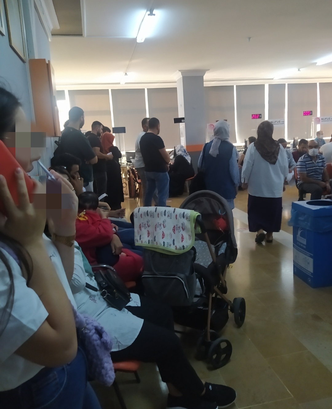 Çekmeköy Nüfus dairesinde merdiven başları bile tıka basa dolu