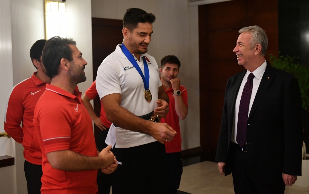 Milli Güreşçi Taha Akgül, Mansur Başkan’ımız sağ olsunlar bize çok büyük destek veriyorlar.