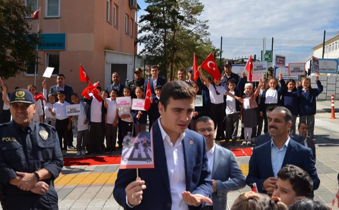 Çekerek’te yaya geçidinde “hayata saygı duruşu” yapıldı