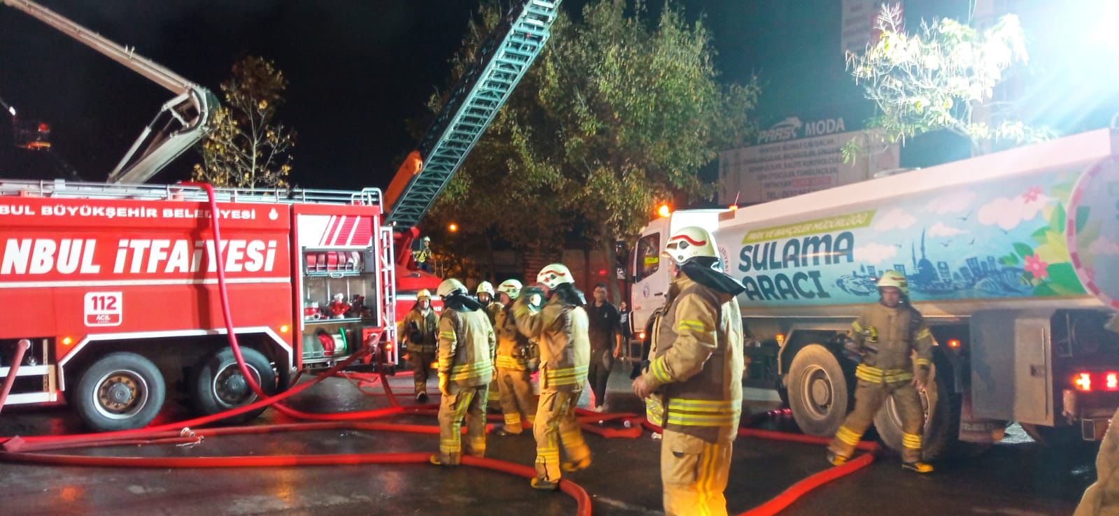 SULTANBEYLİ’NDEKİ FABRİKA YANGININI SÖNDÜRME ÇALIŞMALARINA TUZLA BELEDİYESİ’NDEN DESTEK