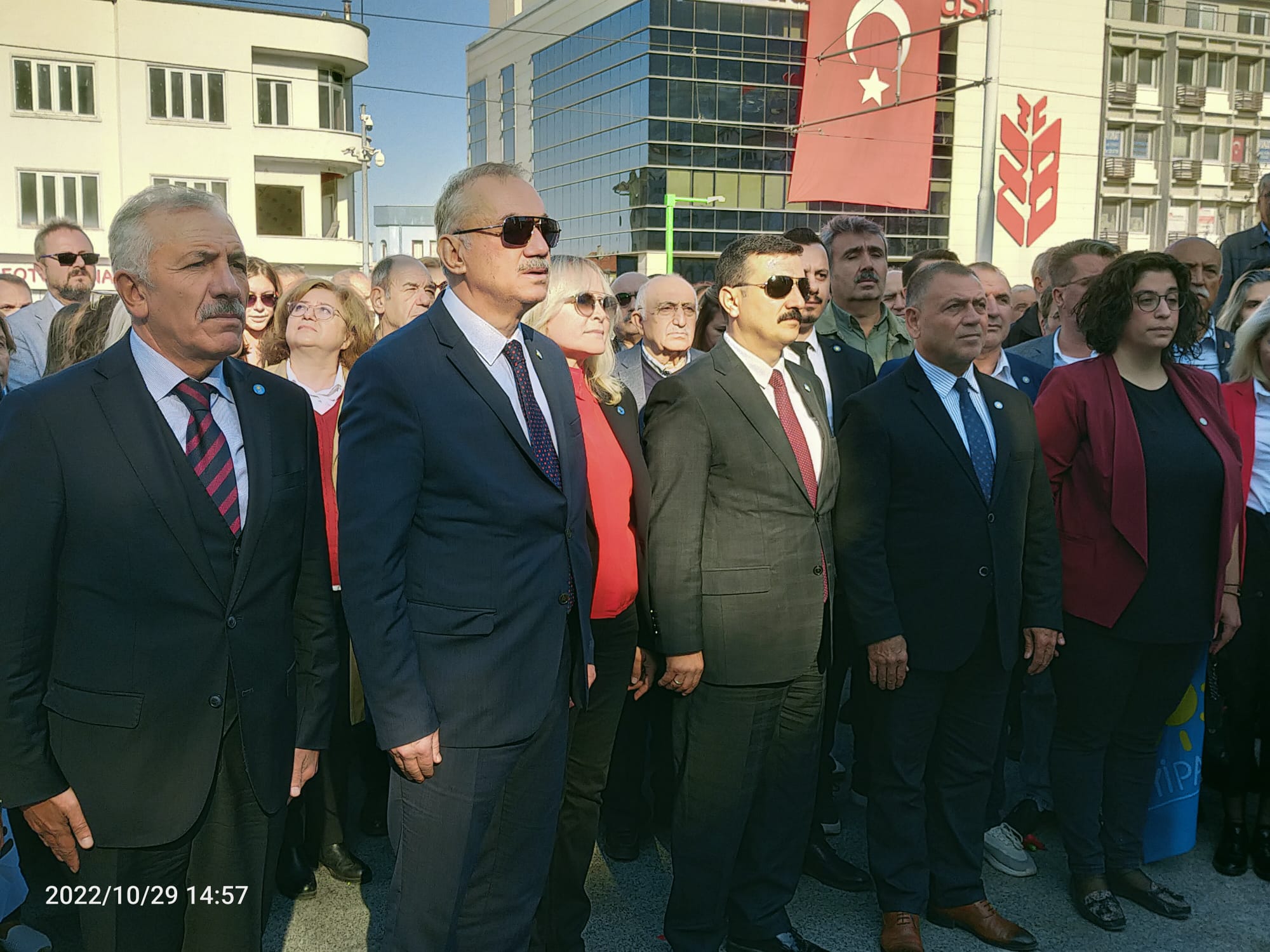 İYİ PARTİ BURSA İL TEŞKİLATI 99.YILDA 99 METRE   BAYRAKLA YÜRÜDÜLER