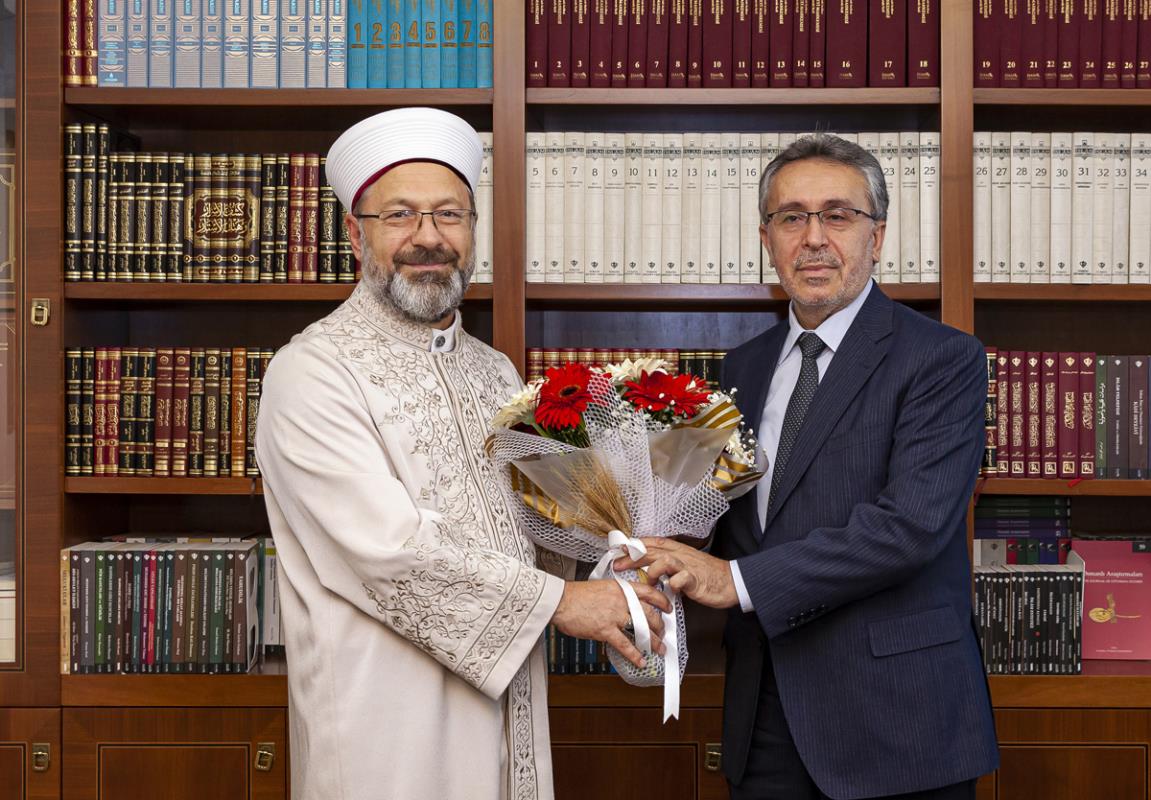 İSAM Başkanı Bedir ise, bu önemli göreve uygun görmelerinden dolayı Başkan Erbaş’a teşekkür etti