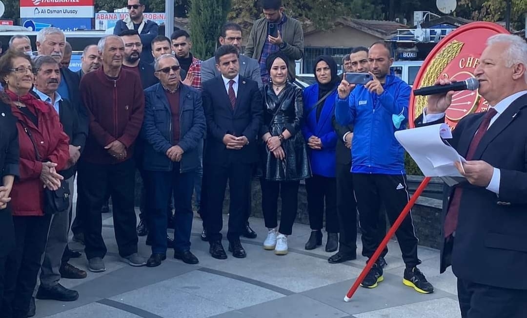 Çekmeköy CHP ilçe Başkanı Hüseyin Kızıldaş Atatürk’ün anıtına çelenk sundu