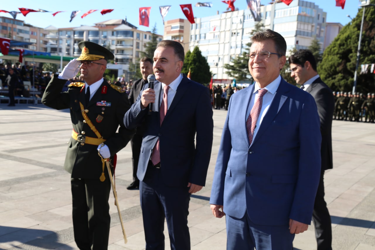 Edremit’te Cumhuriyet coşkusu Edremit’te 29 Ekim Cumhuriyet Bayramı kutlandı