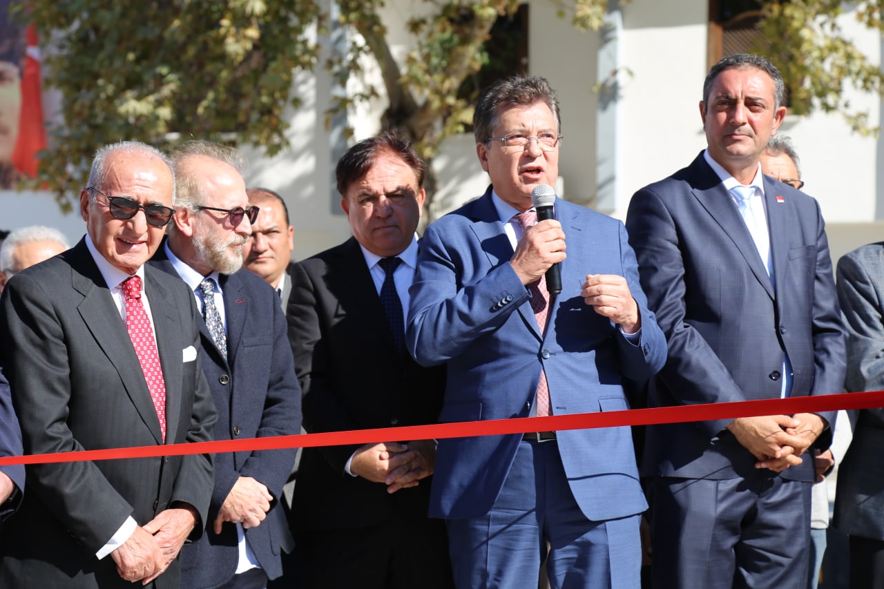 Edremit’in tarihine ışık tutacak;  Anıt Çeşme ve Kültür Meydanı açıldı