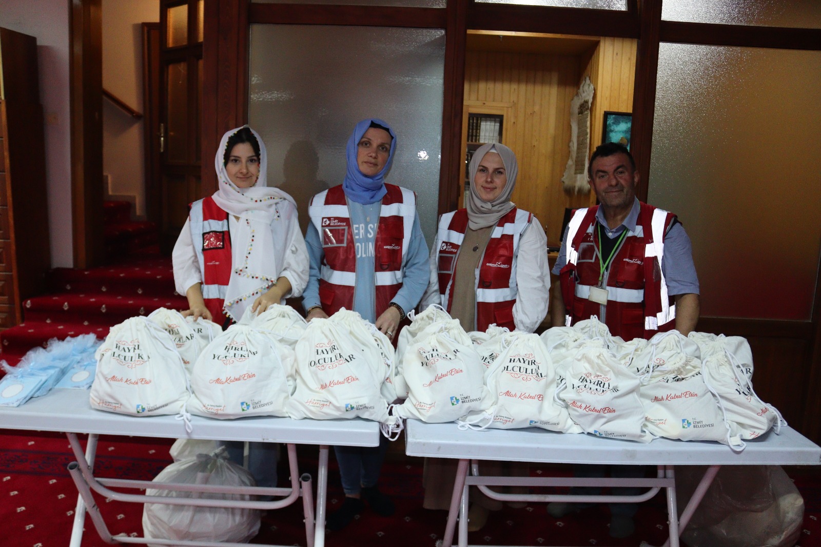 Başkan Fatma Kaplan Hürriyet Umre yolculuğu yapan vatandaşlara, güzel dilekleri ve hediyeler takdim etti