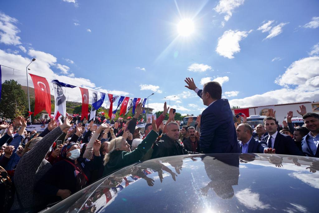 DİVRİĞİ HALKI EKREM İMAMOĞLU’NU BAĞRINA BASTI