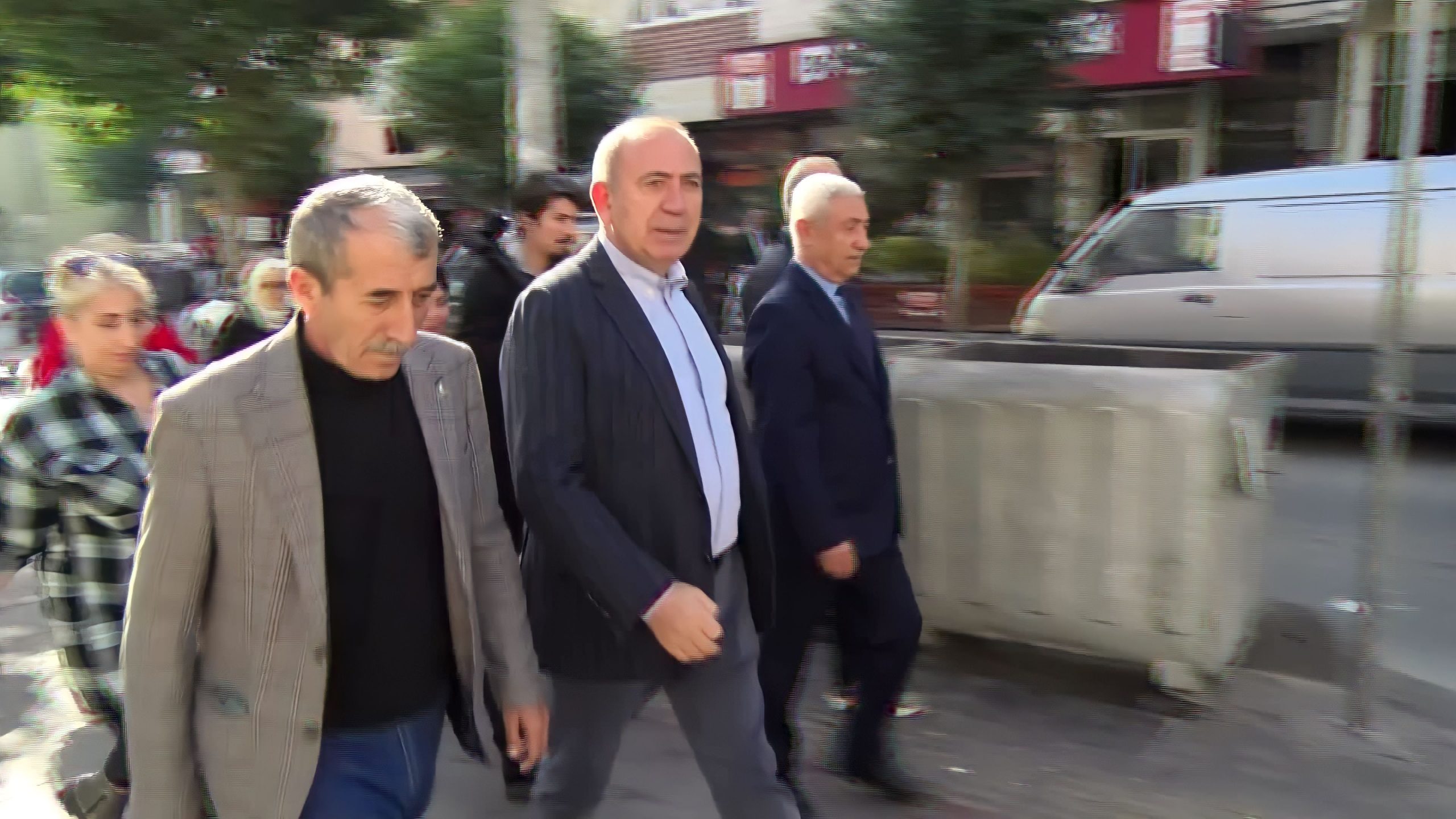 GÜRSEL TEKİN BAĞCILAR’DA UYUŞTURUCU BAĞIMLILARININ YAKINLARIYLA BİR ARAYA GELDİ: “DAHA DOĞMAYAN ÇOCUK BİLE BAĞIMLI HALE GELMİŞ”