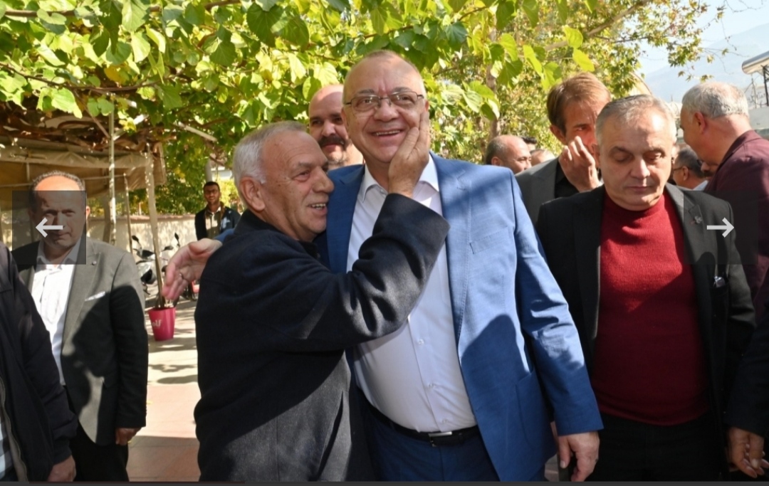 Başkan Ergün, çay bahçesinde vatandaşlarla çay içerek, sohbet etti.