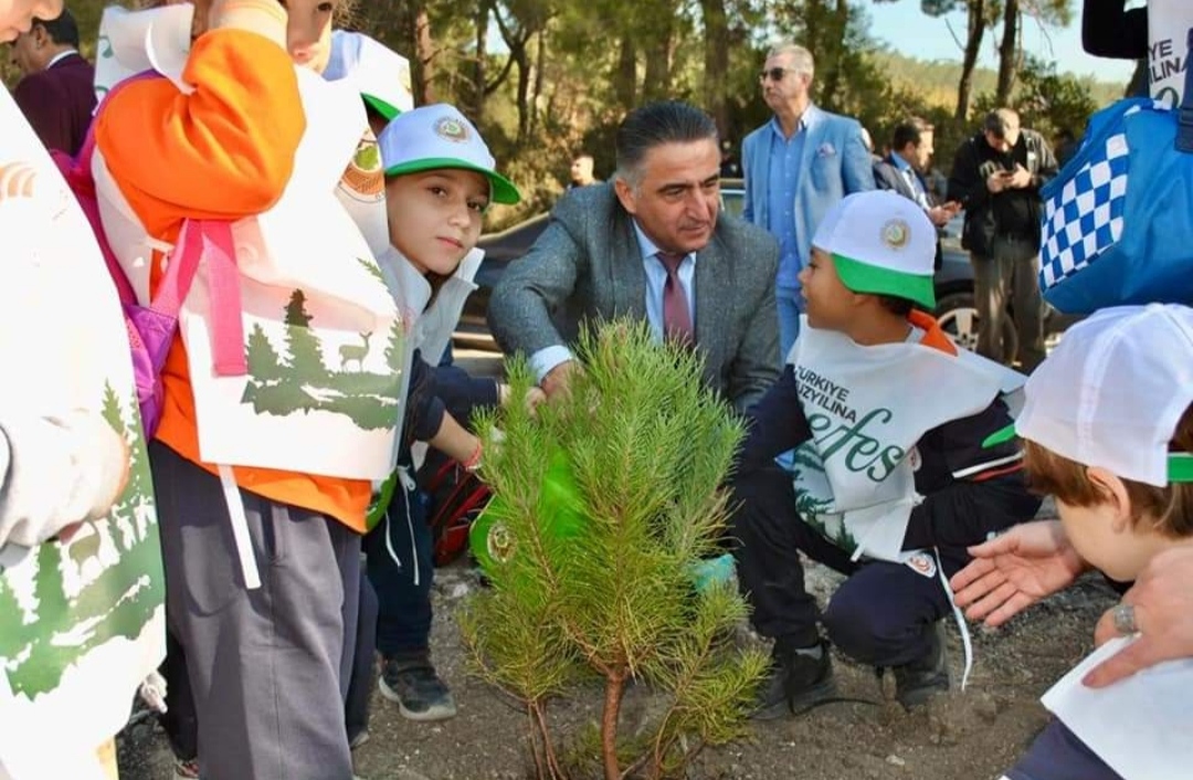 Narlıdere Kaymakamı Dervişoğlu çocuklarla birlikte Fidan dikimi yaptı