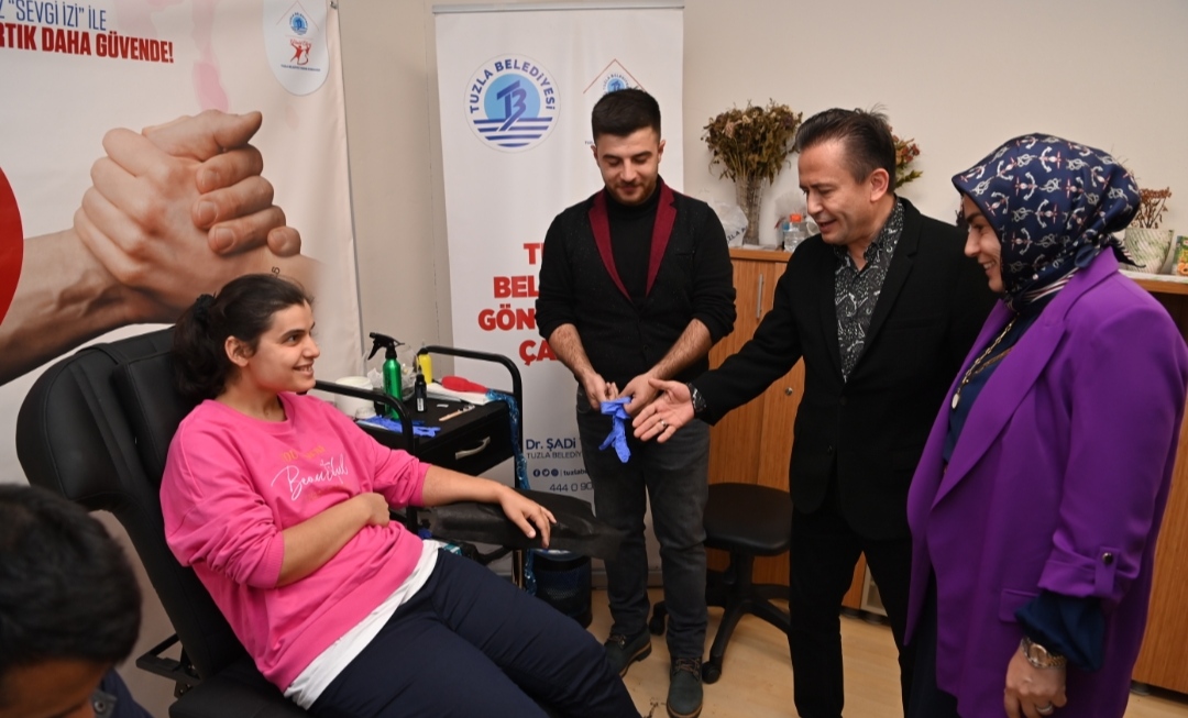 TUZLA’NIN ÖZEL ÇOCUKLARINA KAYBOLMA İHTİMALİNE KARŞI SEVGİ İZİ DÖVMESİ YAPILDI