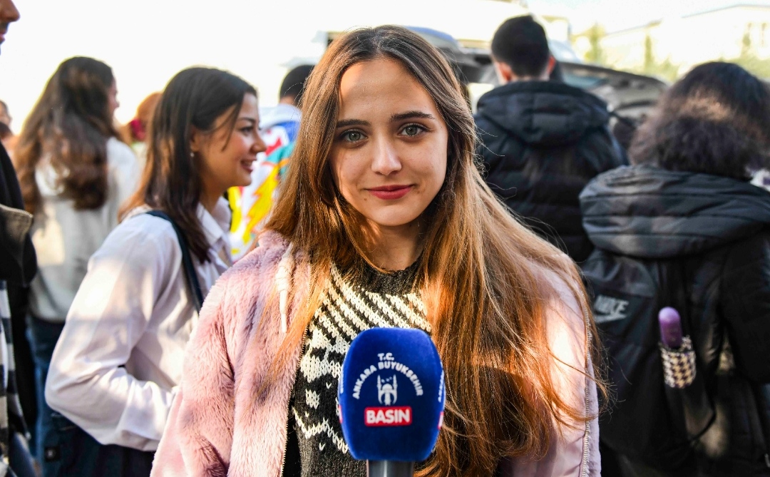 CHP’li Ankara Büyükşehir Belediye Başkanı Yavaş, öğrencilere 4 Çeşit Sıcak Yemek” ikramında bulunuyor.