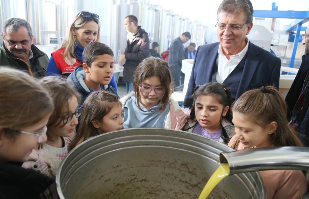 BAŞKAN ARSLAN ÖĞRENCİLERLE ZEYTİN HASADI YAPTI