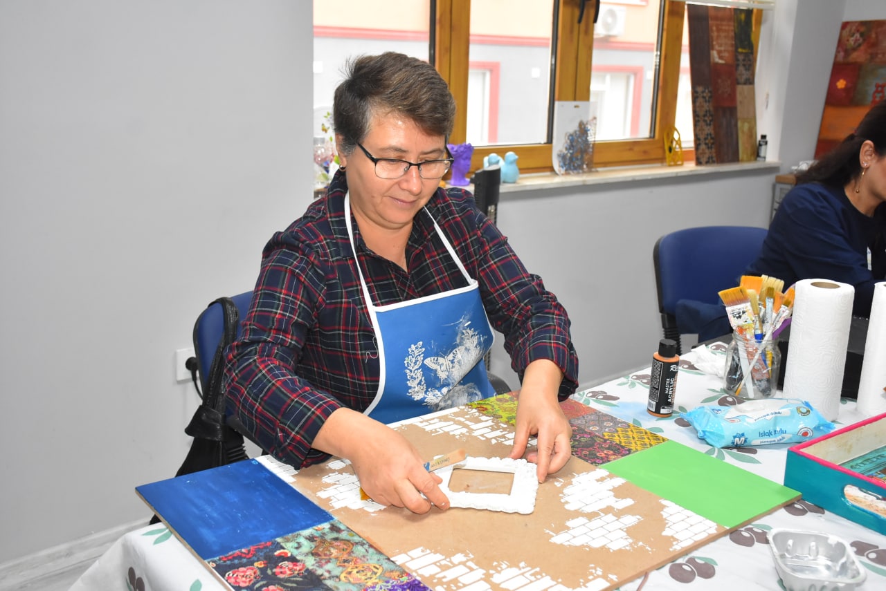 ATATÜRK GENÇLİK MERKEZİ’NDE EL SANATLARI KURSU EL EMEĞİ GÖZ NURU ÇALIŞMALAR