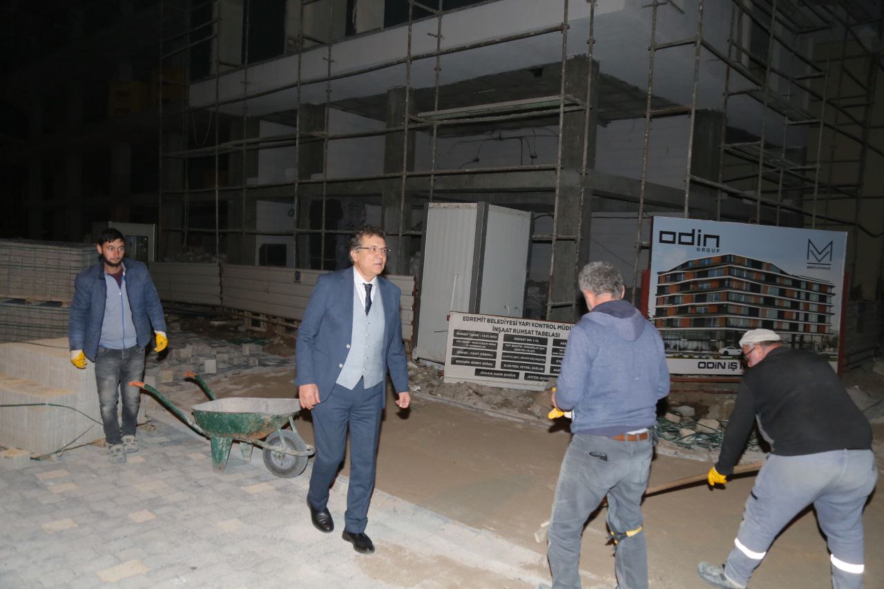 BAŞKAN ARSLAN’DAN GECE DENETİMİ EDREMİT BELEDİYESİ 7/24 ÇALIŞIYOR