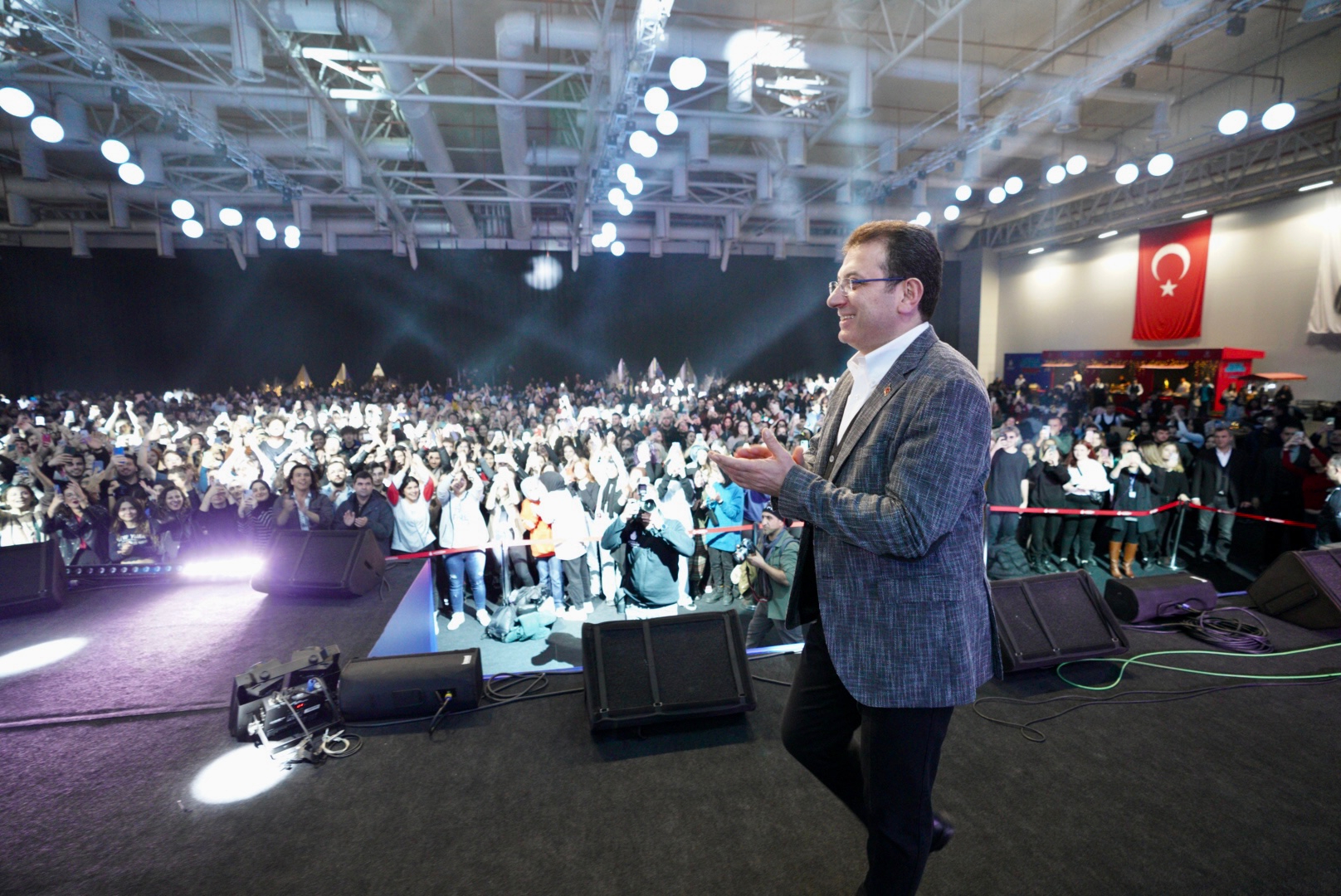 Başkan İmamoğlu,, Demokrasiye ihtiyaç var, demokrasiye. Cumhuriyet’e ihtiyaç var, Cumhuriyet’e”