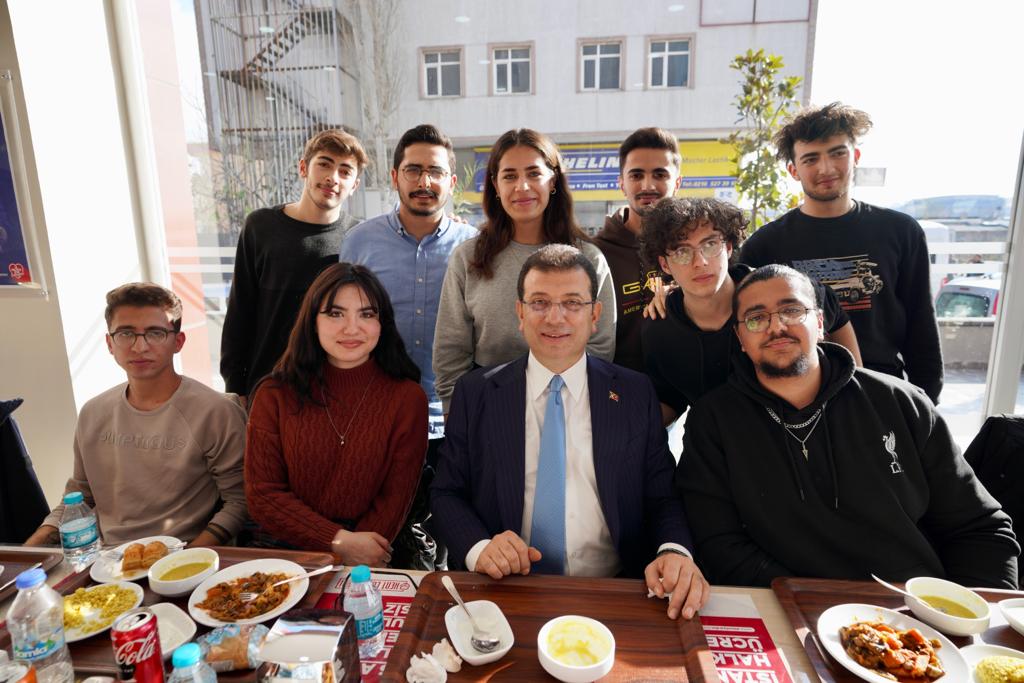 BAŞKAN İMAMOĞLU, ÖĞLE YEMEĞİNİ ÜMRANİYE KENT LOKANTASI’NDA YEDİ