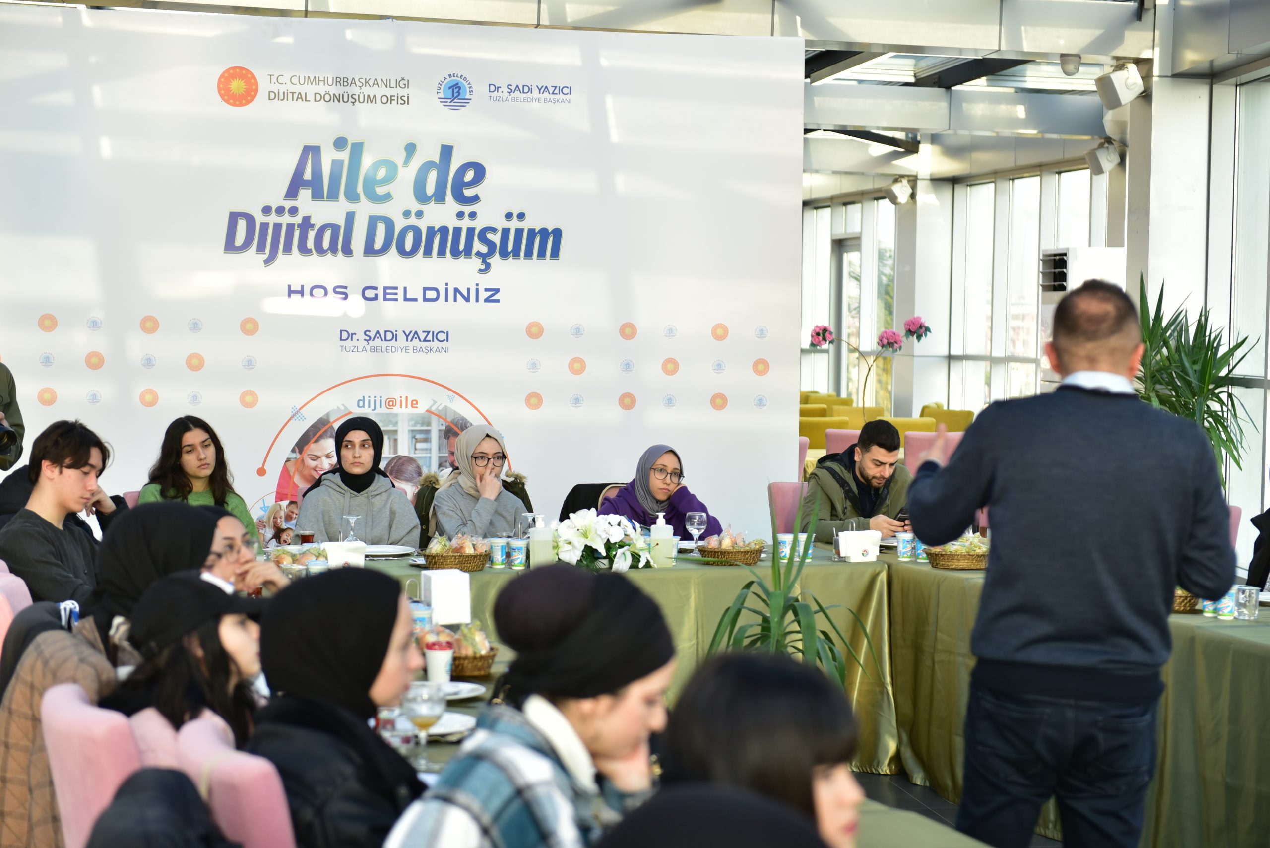 EBEVEYNLERİNE DİJİTAL OKURYAZARLIK ÖĞRETECEK GENÇLERİN EĞİTİMLERİ BAŞLADI