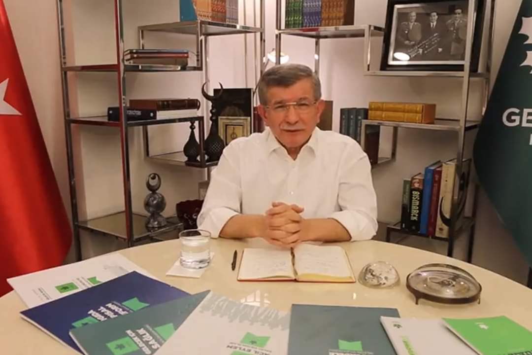 Eski Başbakan Davutoğlu Cumhurbaşkanı Erdoğan’ı istediği TV kanalında yüzleşmeye davet etti