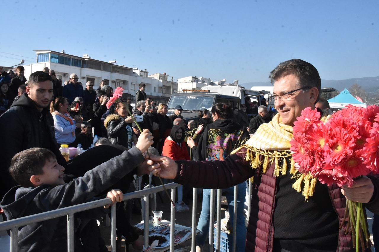 7.GELENEKSEL EDREMİT DEVE GÜREŞLERİ FESTİVAL HAVASINDA GEÇTİ