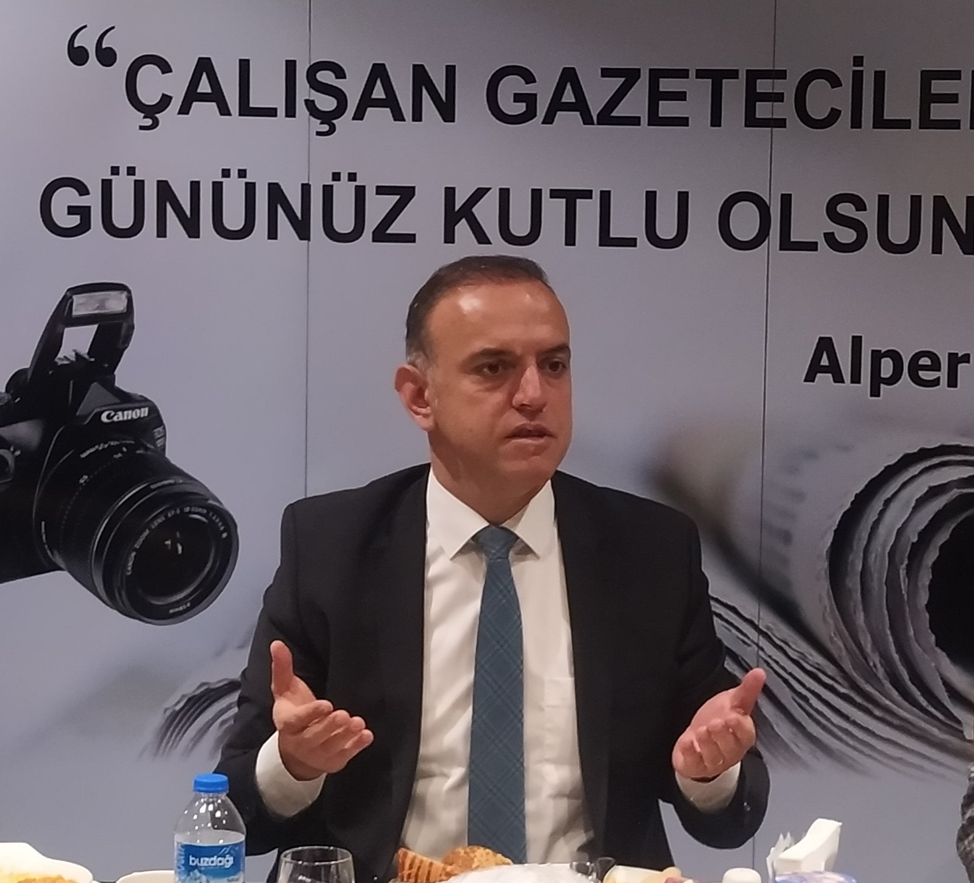 Metro AŞ Yönetim Kurulu Başkan Vekili Alper Yeğin’den basına kahvaltı ikramı